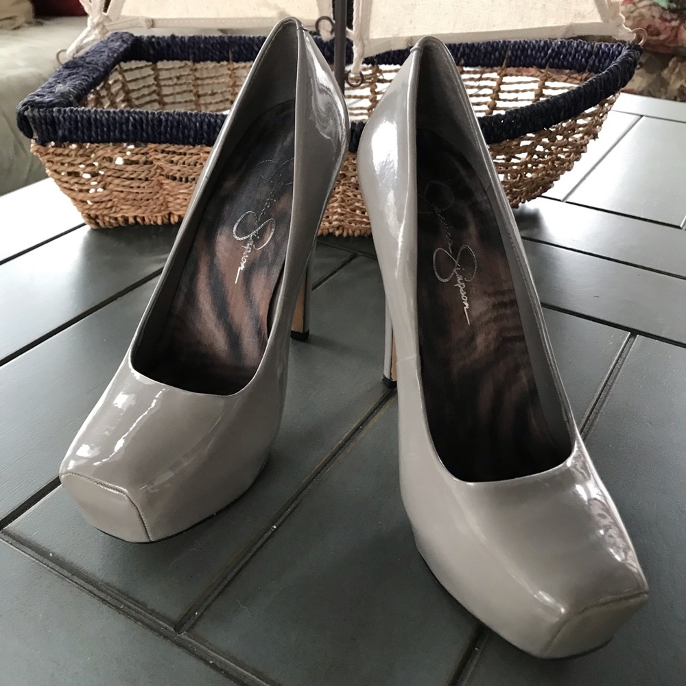 ⚫️1212 - JESSICA SIMPSON PATENT LEATHER GRAY PUMPS